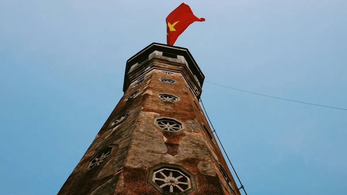 Nghìn năm dưới lớp đất son