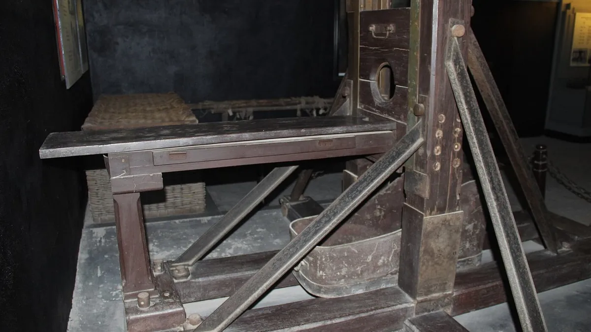 Âm hồn phố cũ